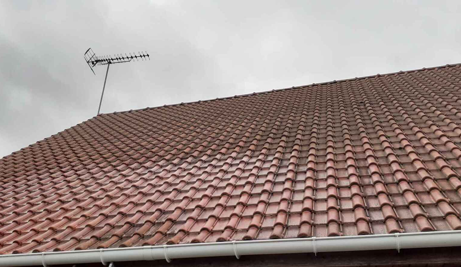 nettoyage et traitement de toiture en tuiles près de Caen par notre entreprise de couverture