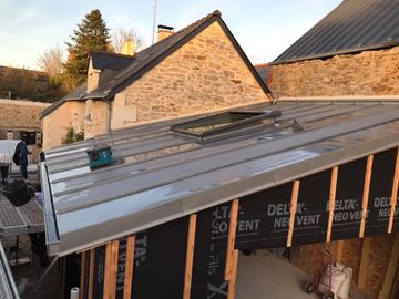 couvreur zingueur de Caen a posé cette couverture en zinc avec Velux dans le calvados