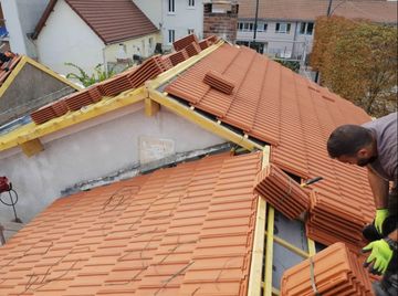 Pose de couverture en tuiles par notre couvreur de Caen