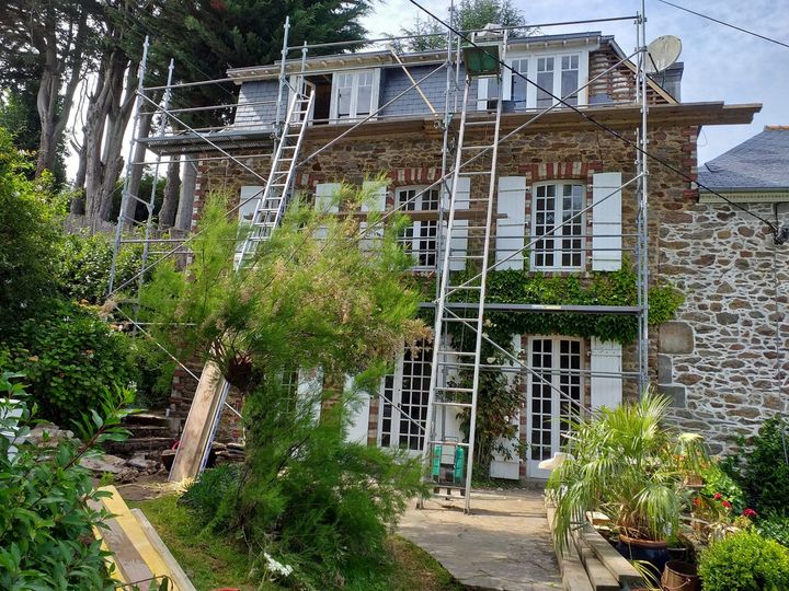 notre couvreur a rénové cette toiture en ardoises